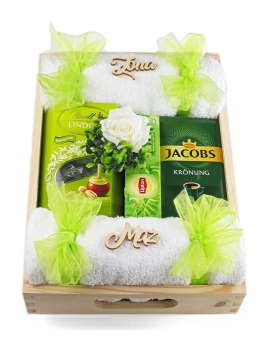 Zestaw prezentowy na tacy drewnianej - kawa, słodycze, ręczniki - GREEN