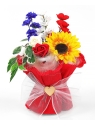 Bukiet prezentowy z pachnących róż mydlanych i dwóch średnich, białych ręczników z kolorowymi kwiatami